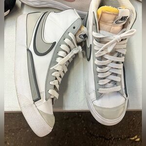 2021
Blazer Mid '77 Infinite 'White Iron Grey'